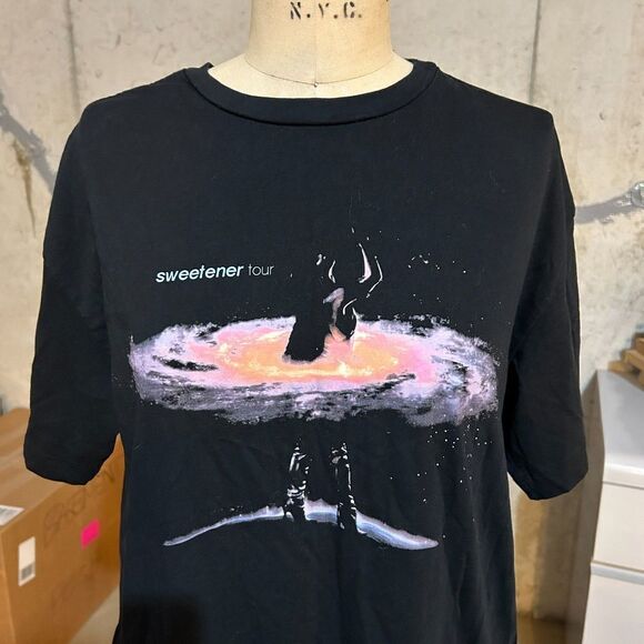 Ariana Grande Sweetener Tour 2019 Short Sleeve Graphic Tee Shirt Top Size Small - Picture 4 of 11